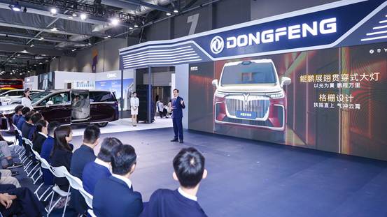 彰显中国汽车硬核实力岚图宣布梦想家右舵版今年上市