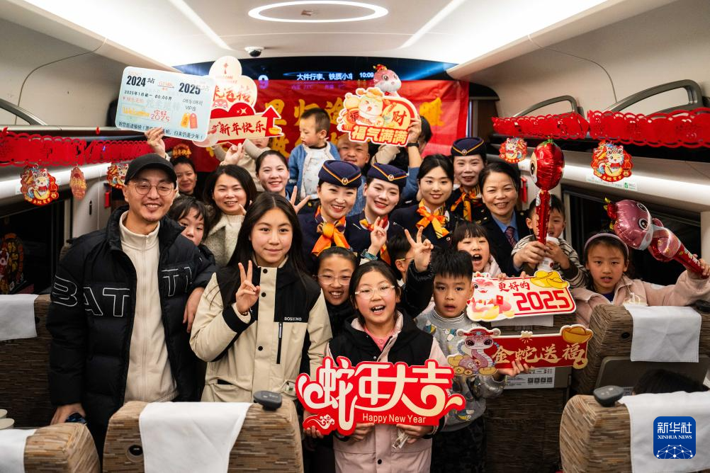 新春走基层丨复兴号上迎新春