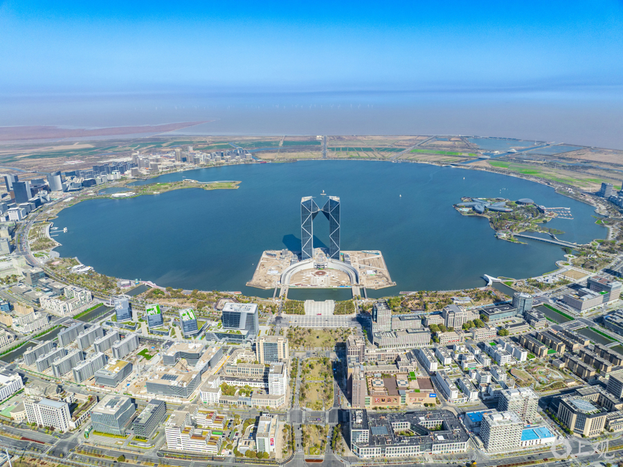 城事滴水湖畔双子塔初现时代之门雄姿