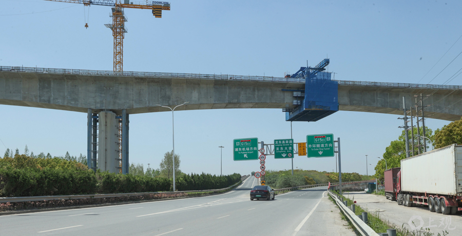 场面沪苏通铁路太仓至四团段跨龙东大道连续梁顺利合龙