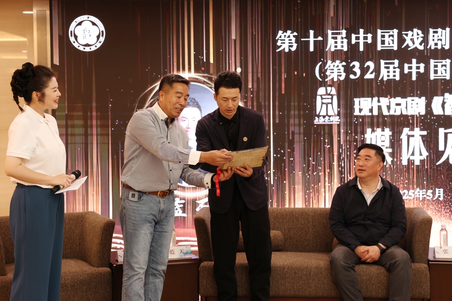 “杨子荣”蓝天竞逐梅花奖前一天,东北戏迷来沪请他在祖传唱片签名