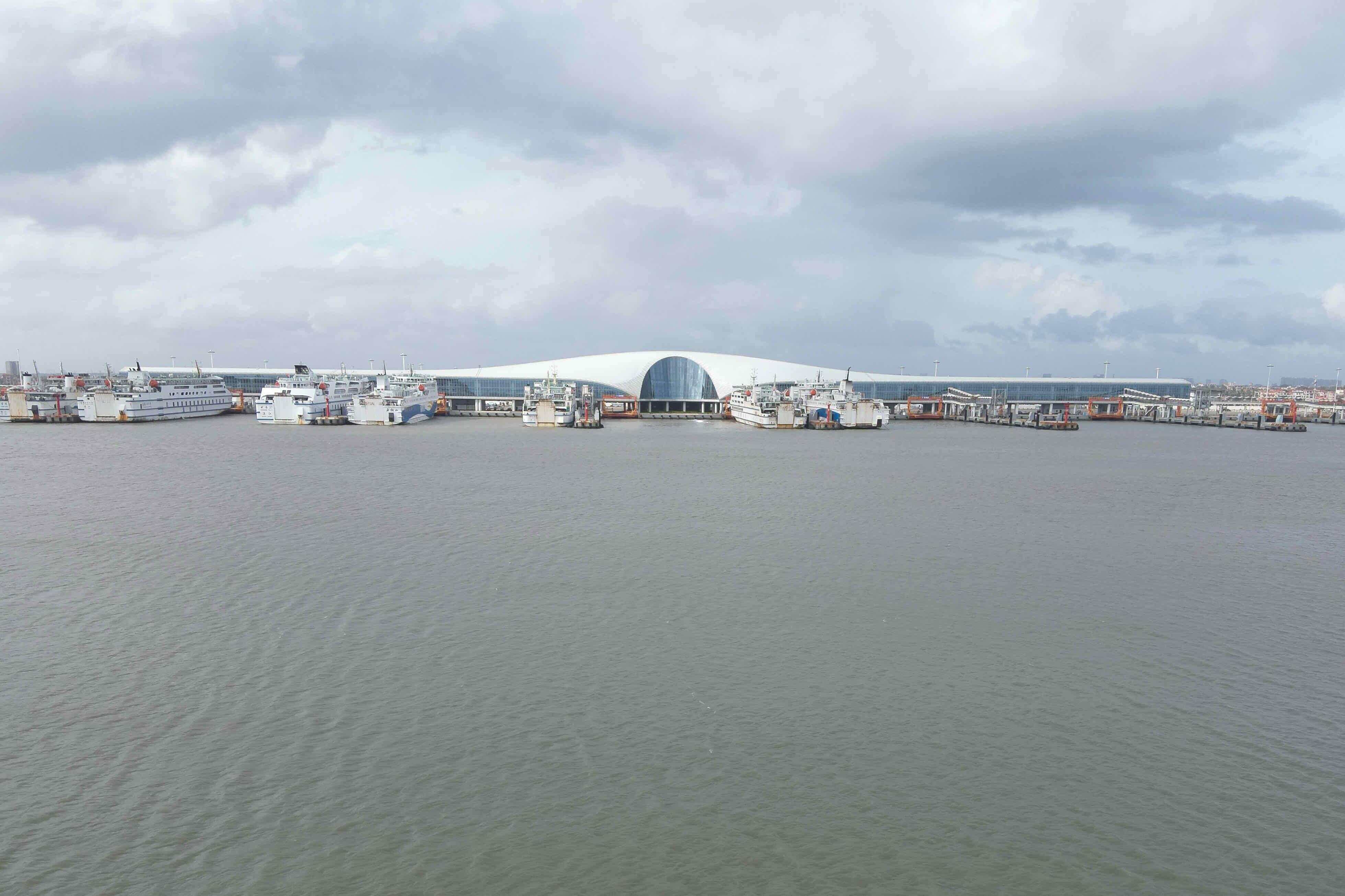 琼州海峡将迎客运高峰,预计国庆中秋假期运输旅客60万人次