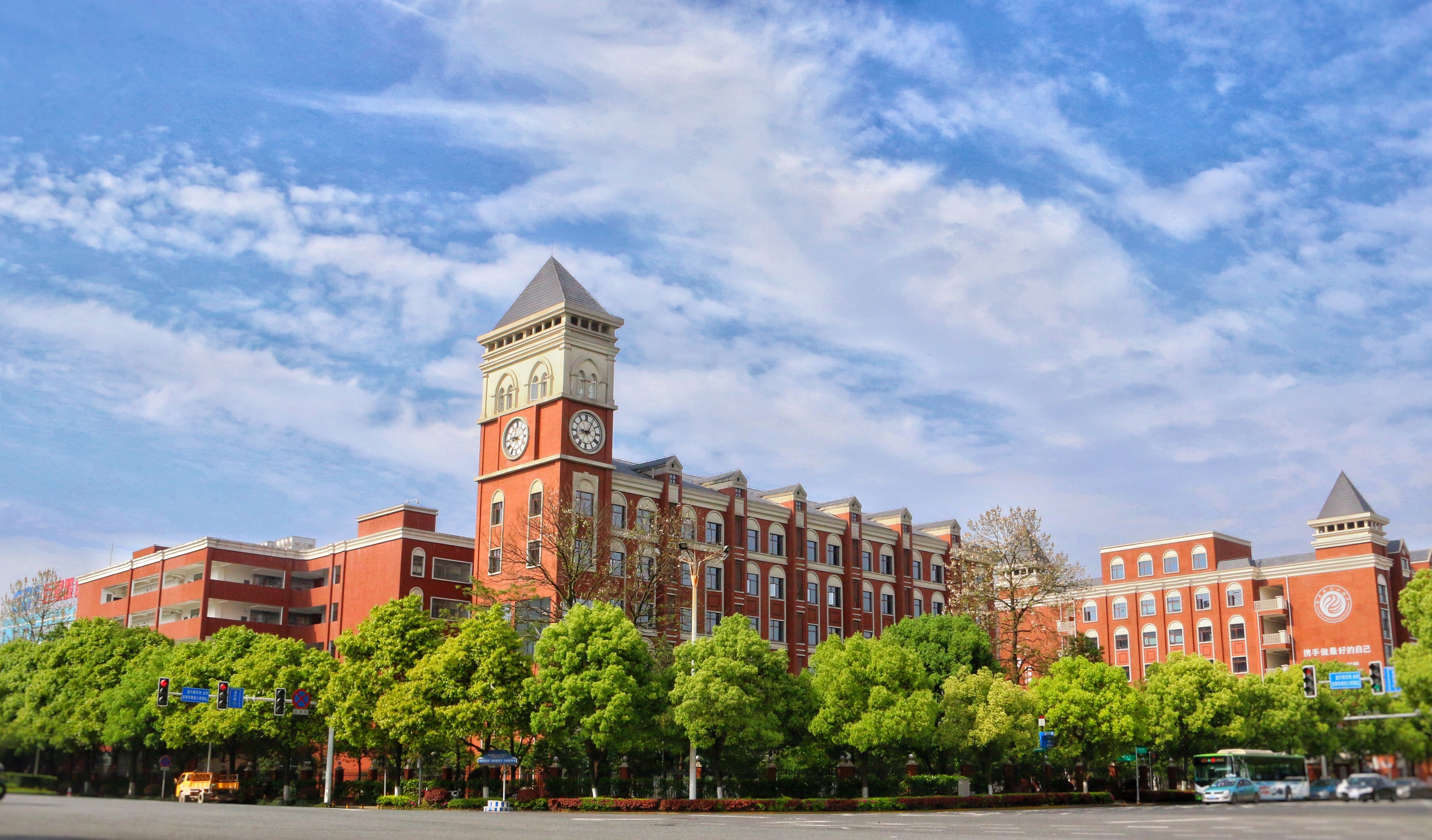 学校建筑围墙外.jpg